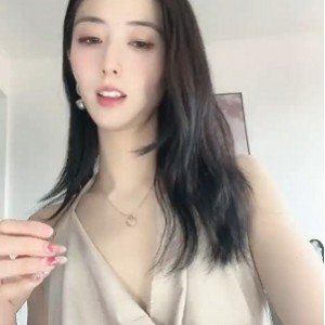 高价定制抖音网红美女鱼鱼自娱自乐打粑粑视频