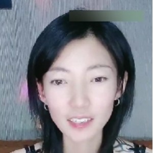 甜美气质短发美女展示苗条身材，飞机场吊带黑丝袜美腿，百度盘分享