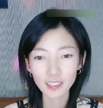 甜美气质短发美女展示苗条身材，飞机场吊带黑丝袜美腿，百度盘分享